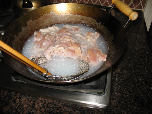 The metal net moves the chicken