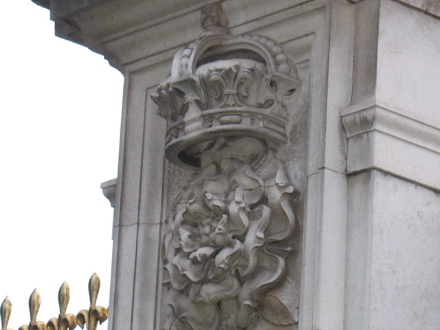 More sculpting on Buckingham Palace