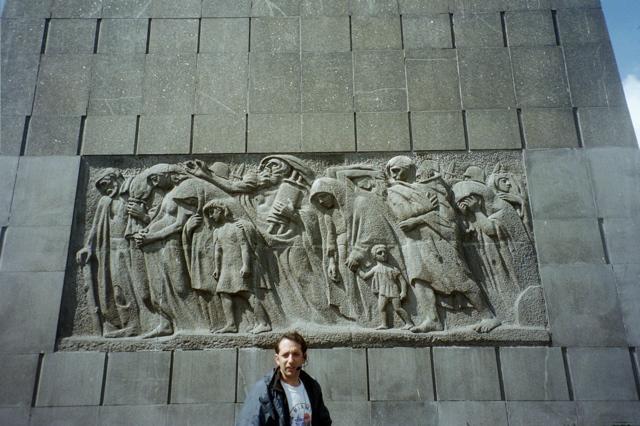 Oren under Warsaw Uprising Memorial - Passive Resistance