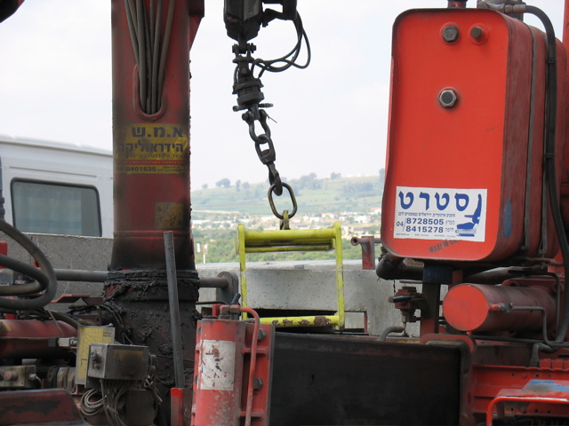The apparatus moving the concrete bricks